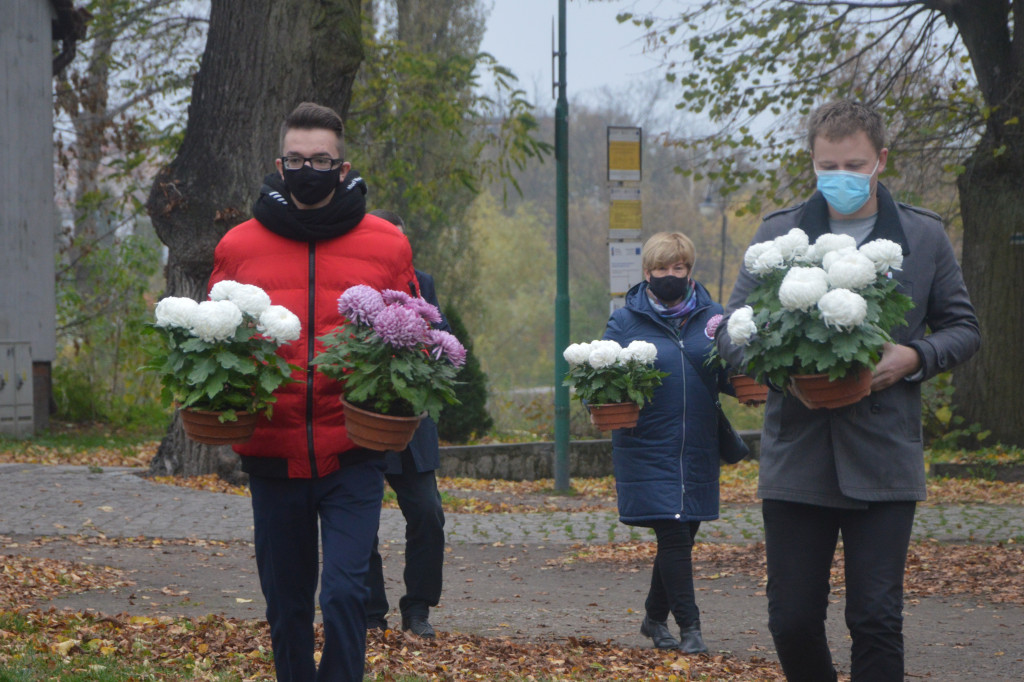 Chryzantemy od kruszwickiego przedsiębiorcy udekorowały groby i miejsca pamięci [FOTO, VIDEO]