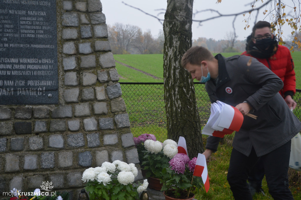 Chryzantemy od kruszwickiego przedsiębiorcy udekorowały groby i miejsca pamięci [FOTO, VIDEO]