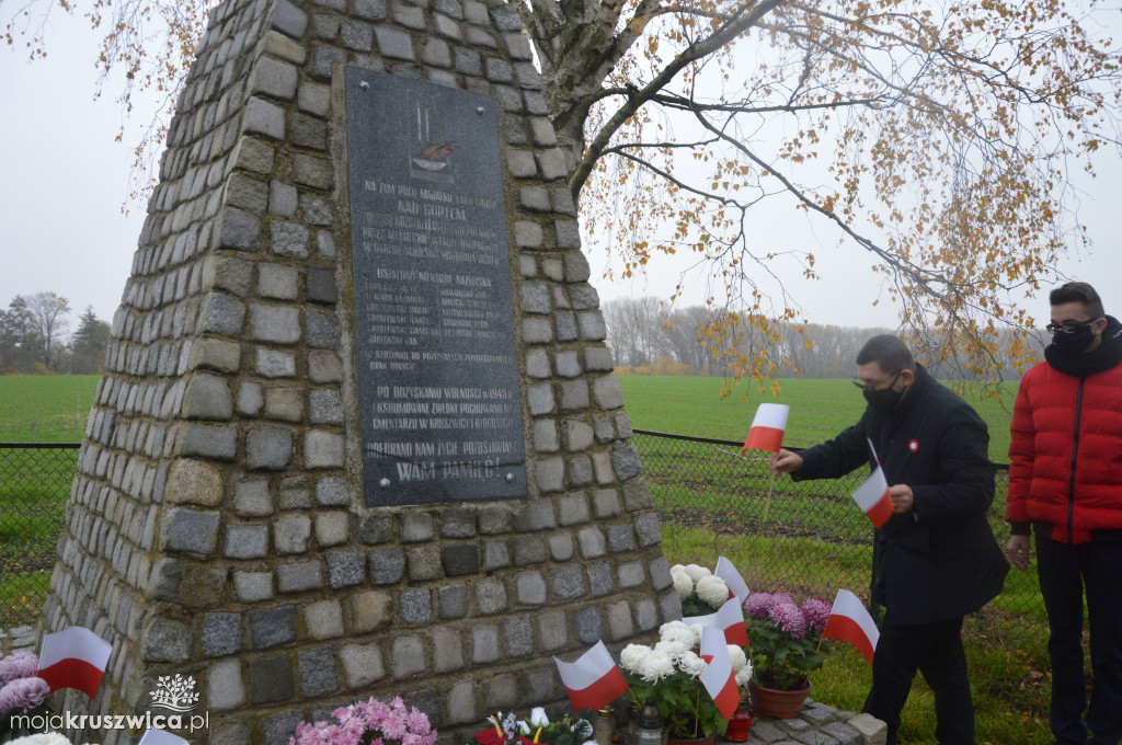 Chryzantemy od kruszwickiego przedsiębiorcy udekorowały groby i miejsca pamięci [FOTO, VIDEO]
