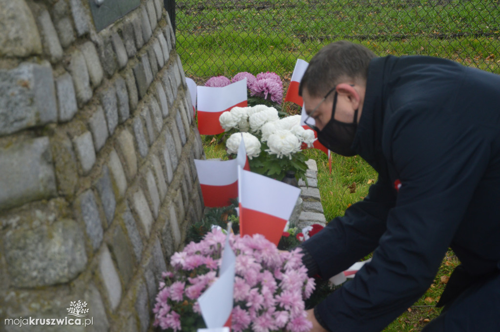 Chryzantemy od kruszwickiego przedsiębiorcy udekorowały groby i miejsca pamięci [FOTO, VIDEO]