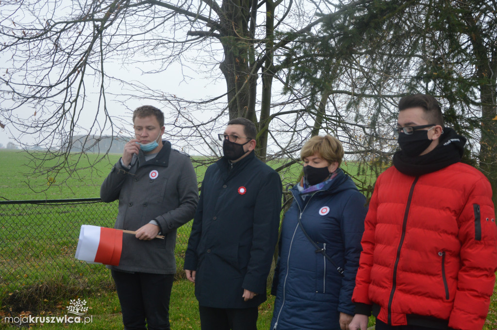 Chryzantemy od kruszwickiego przedsiębiorcy udekorowały groby i miejsca pamięci [FOTO, VIDEO]