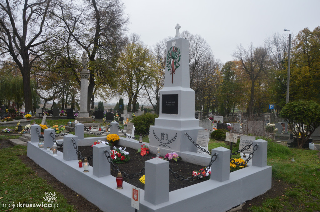 Chryzantemy od kruszwickiego przedsiębiorcy udekorowały groby i miejsca pamięci [FOTO, VIDEO]