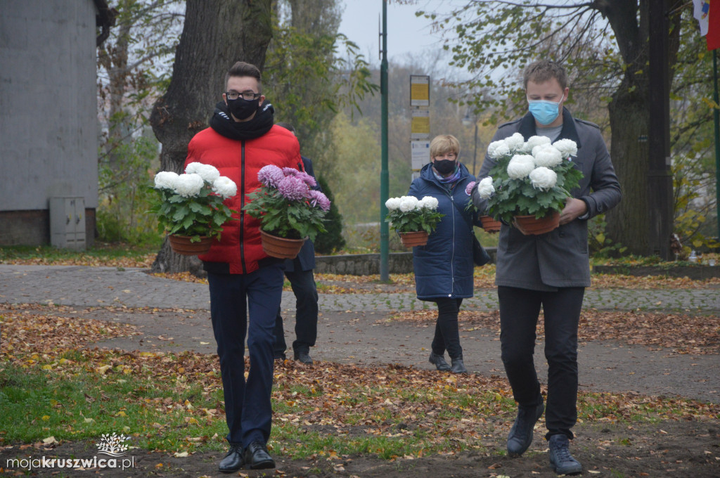 Chryzantemy od kruszwickiego przedsiębiorcy udekorowały groby i miejsca pamięci [FOTO, VIDEO]
