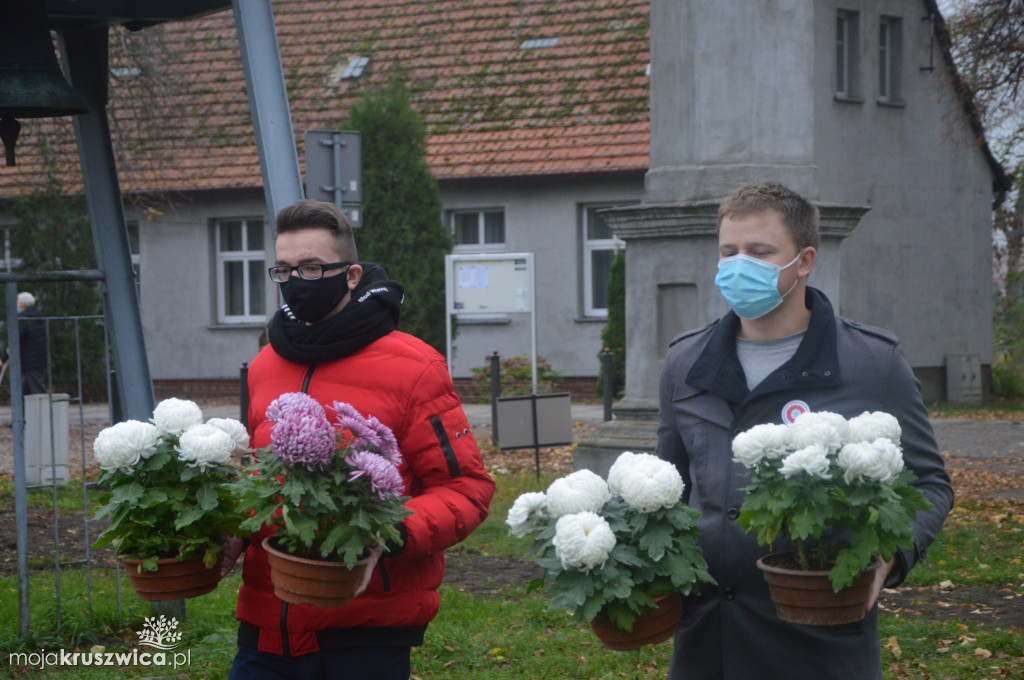 Chryzantemy od kruszwickiego przedsiębiorcy udekorowały groby i miejsca pamięci [FOTO, VIDEO]