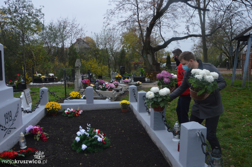 Chryzantemy od kruszwickiego przedsiębiorcy udekorowały groby i miejsca pamięci [FOTO, VIDEO]