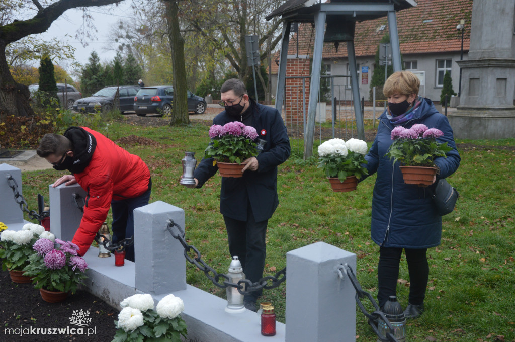 Chryzantemy od kruszwickiego przedsiębiorcy udekorowały groby i miejsca pamięci [FOTO, VIDEO]