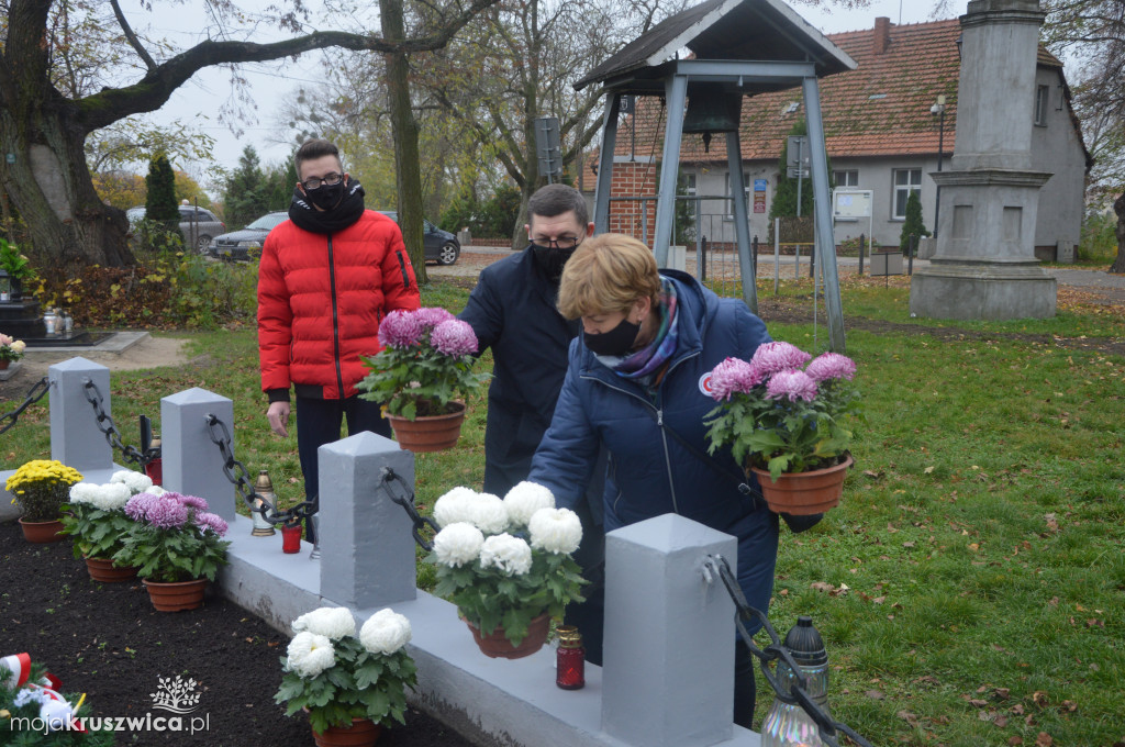 Chryzantemy od kruszwickiego przedsiębiorcy udekorowały groby i miejsca pamięci [FOTO, VIDEO]