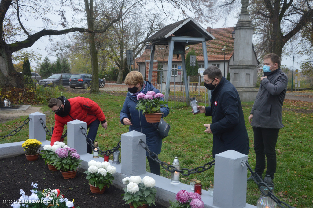 Chryzantemy od kruszwickiego przedsiębiorcy udekorowały groby i miejsca pamięci [FOTO, VIDEO]