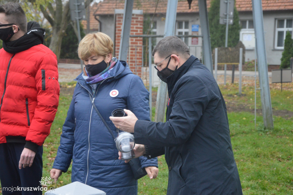 Chryzantemy od kruszwickiego przedsiębiorcy udekorowały groby i miejsca pamięci [FOTO, VIDEO]