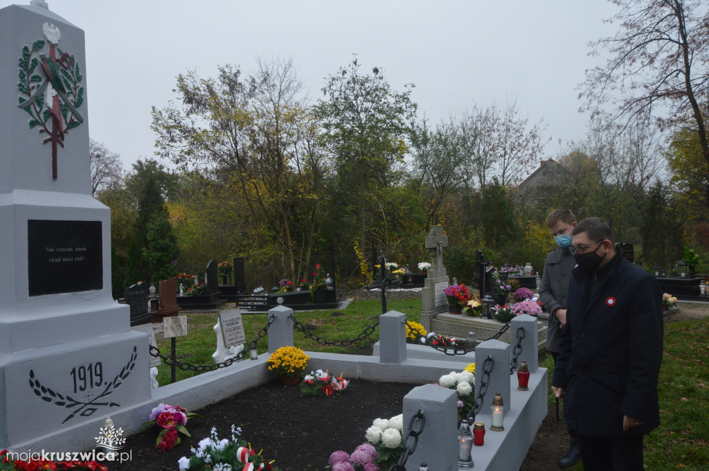 Chryzantemy od kruszwickiego przedsiębiorcy udekorowały groby i miejsca pamięci [FOTO, VIDEO]
