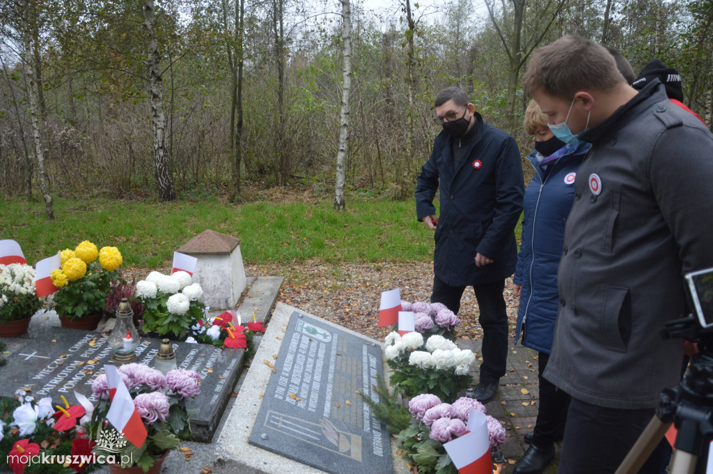 Chryzantemy od kruszwickiego przedsiębiorcy udekorowały groby i miejsca pamięci [FOTO, VIDEO]