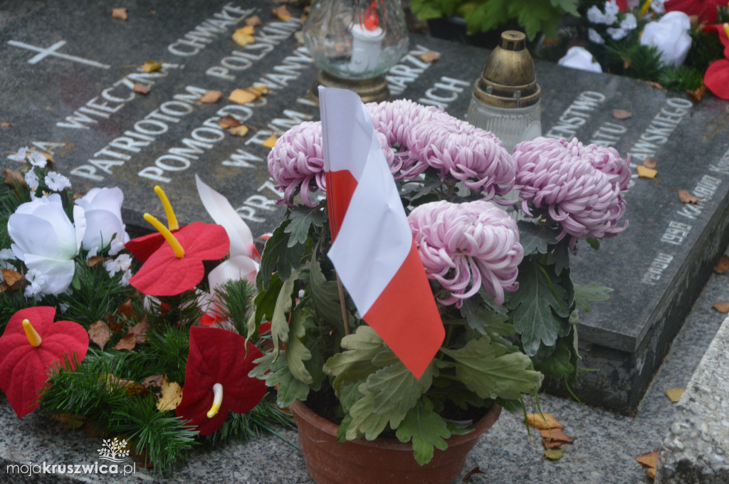 Chryzantemy od kruszwickiego przedsiębiorcy udekorowały groby i miejsca pamięci [FOTO, VIDEO]