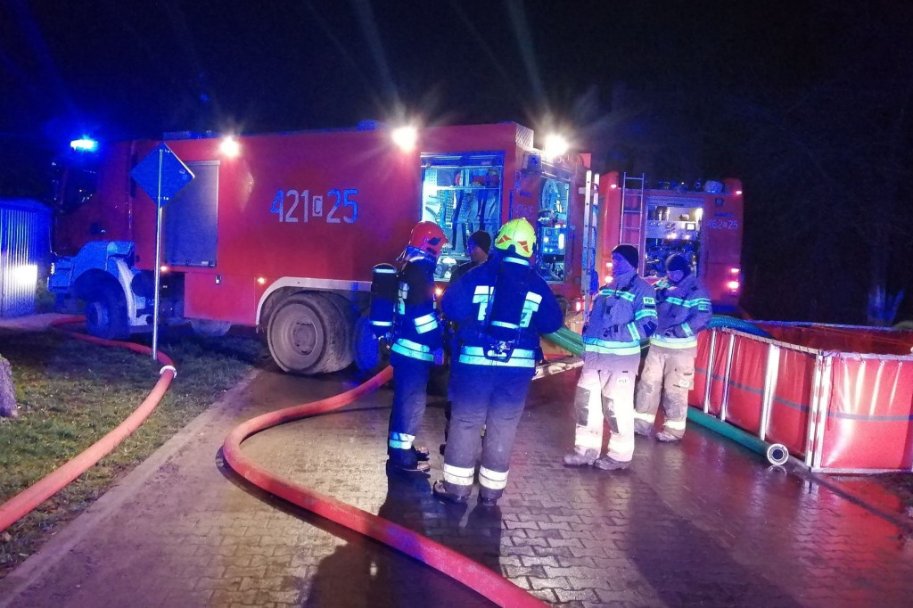 Strażacy z Kruszwicy obecni w akcji dogaszania pożaru składowiska opon