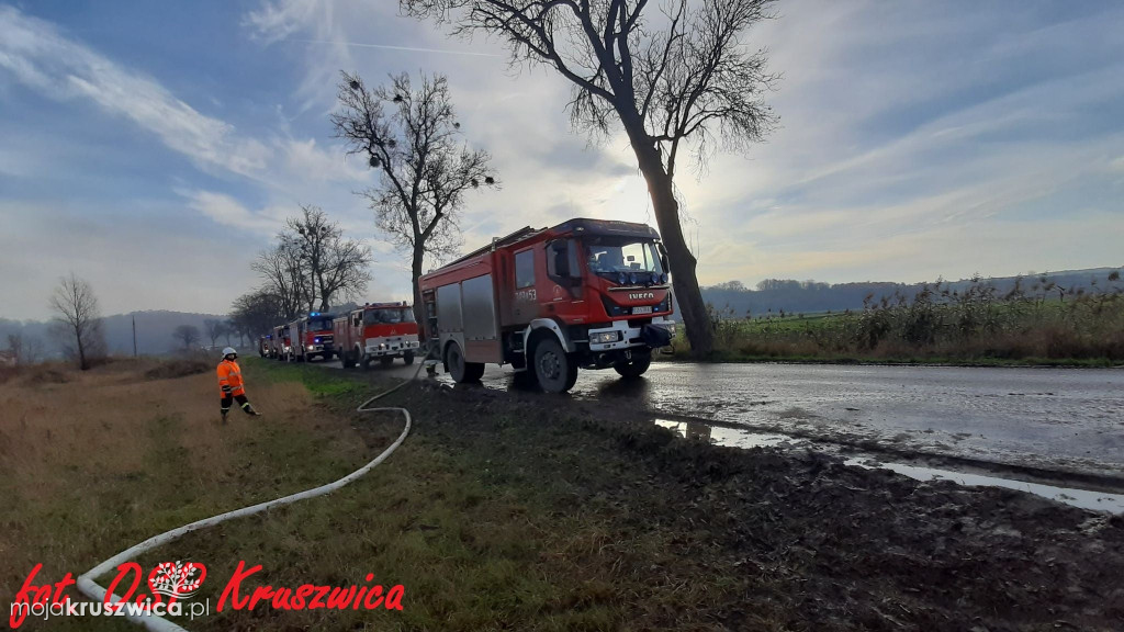 Strażacy z Kruszwicy obecni w akcji dogaszania pożaru składowiska opon