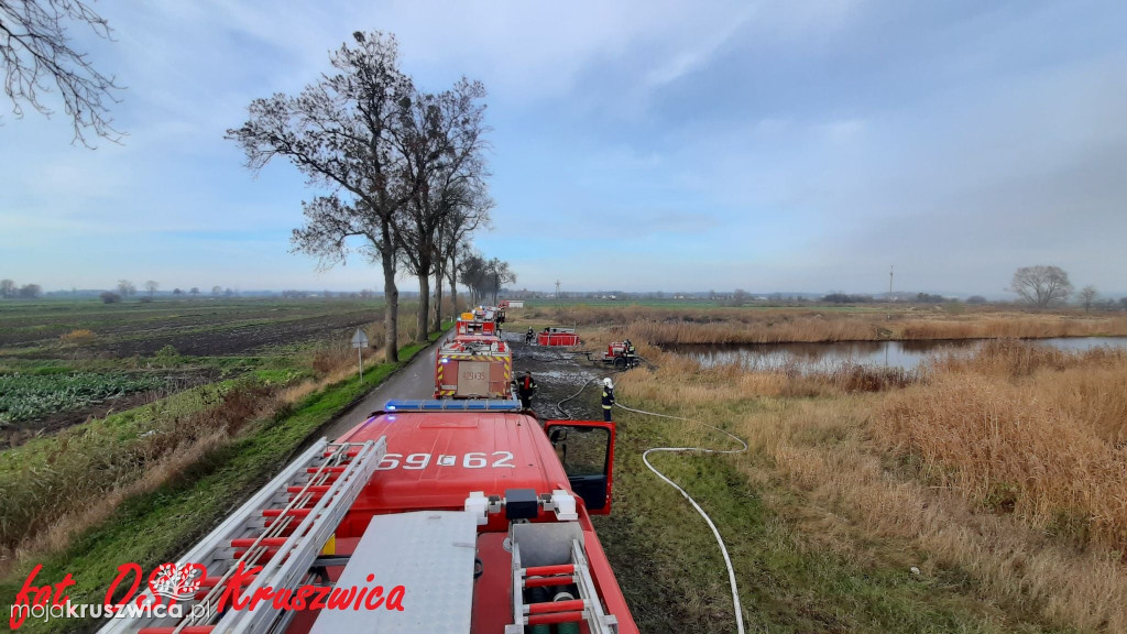 Strażacy z Kruszwicy obecni w akcji dogaszania pożaru składowiska opon