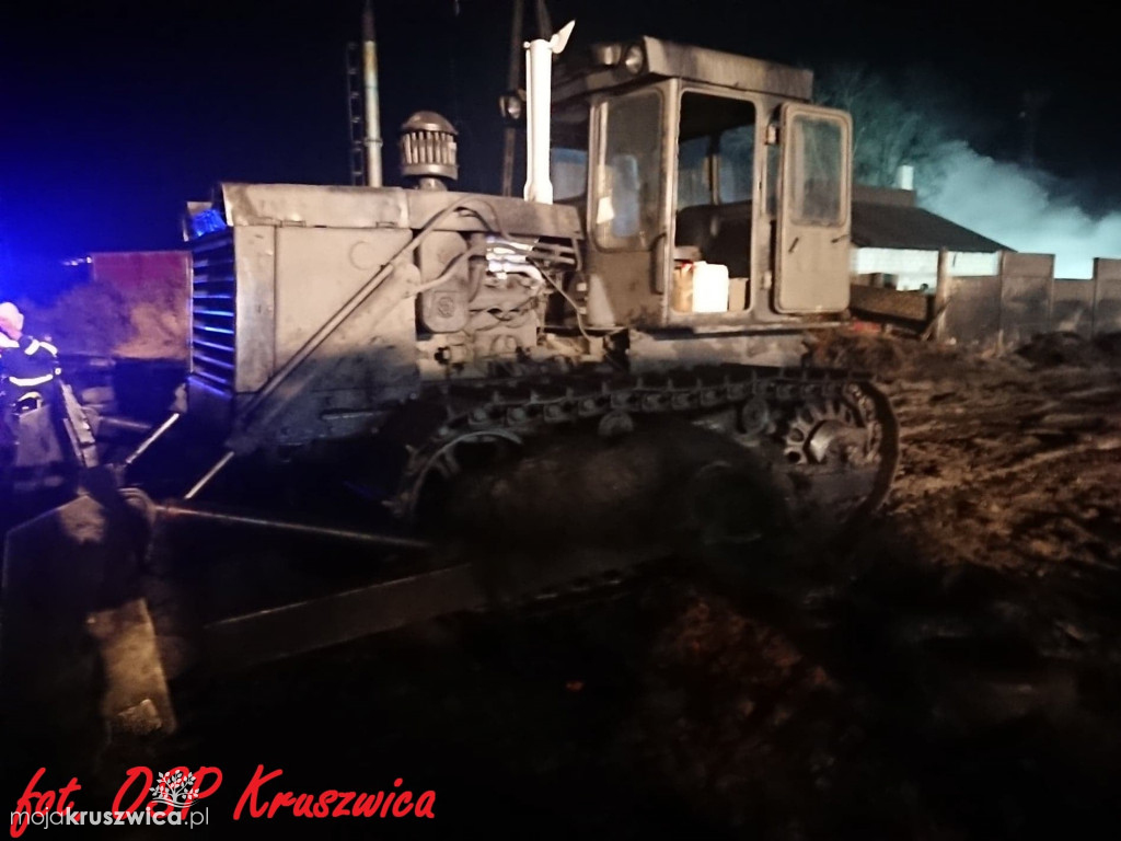 Strażacy z Kruszwicy obecni w akcji dogaszania pożaru składowiska opon