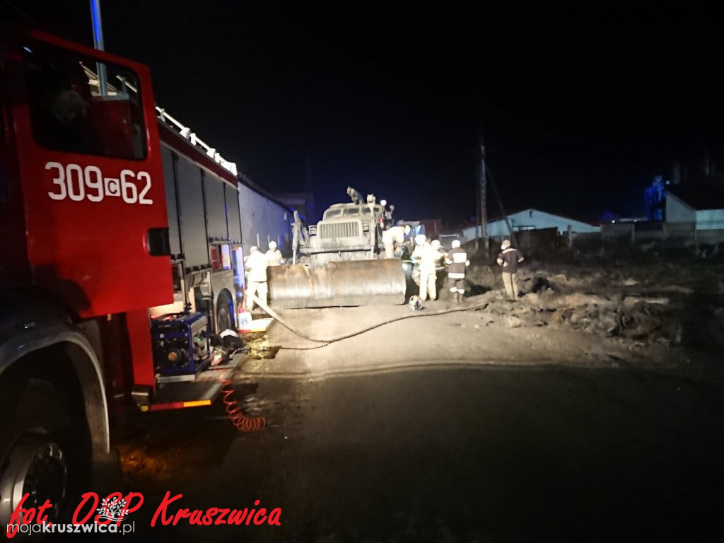Strażacy z Kruszwicy obecni w akcji dogaszania pożaru składowiska opon
