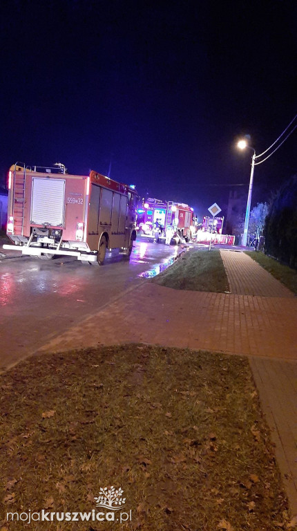 Strażacy z Kruszwicy obecni w akcji dogaszania pożaru składowiska opon