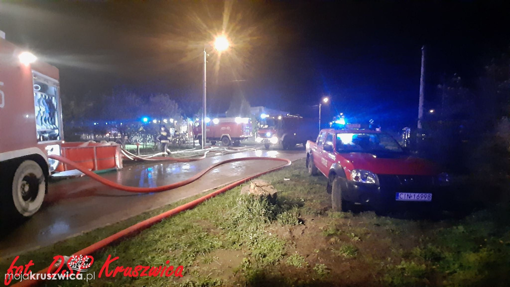 Strażacy z Kruszwicy obecni w akcji dogaszania pożaru składowiska opon