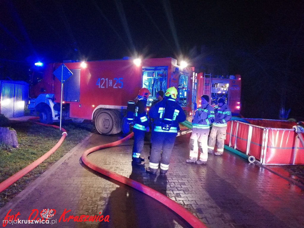 Strażacy z Kruszwicy obecni w akcji dogaszania pożaru składowiska opon