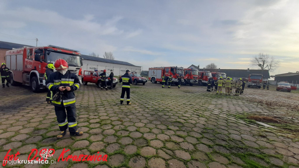 Strażacy z Kruszwicy obecni w akcji dogaszania pożaru składowiska opon