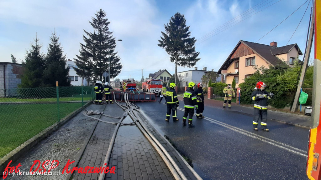 Strażacy z Kruszwicy obecni w akcji dogaszania pożaru składowiska opon