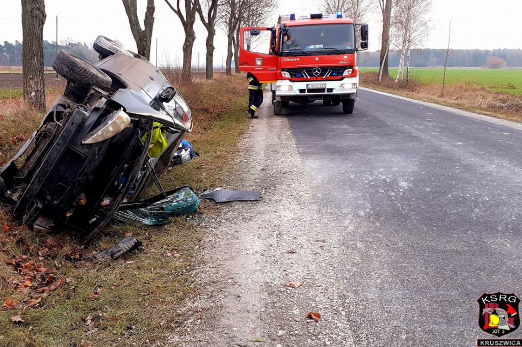  Konary. Samochód osobowy wypadł z drogi [ZDJĘCIA]