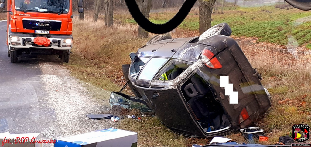  Konary. Samochód osobowy wypadł z drogi [ZDJĘCIA]