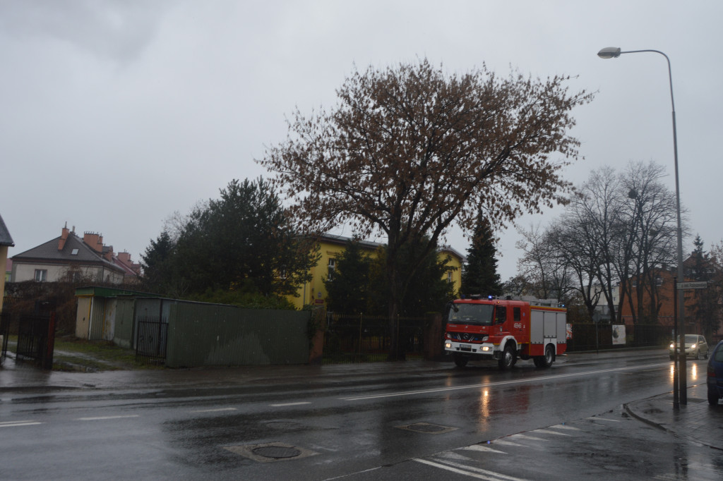 Strażacy weryfikują zgłoszenie o ładunku wybuchowym w PS 3