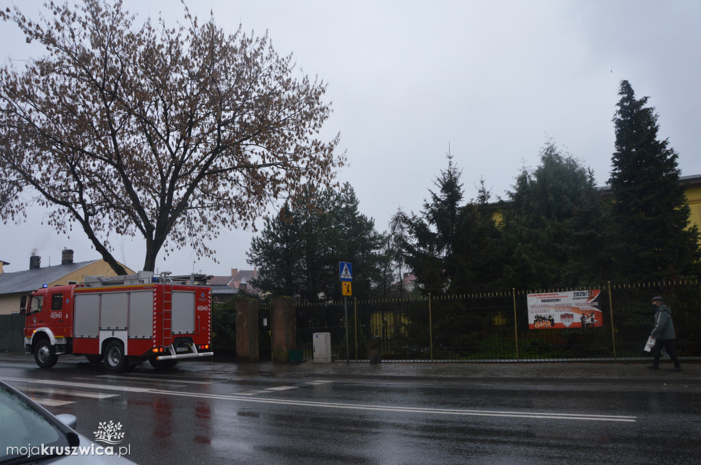 Strażacy weryfikują zgłoszenie o ładunku wybuchowym w PS 3
