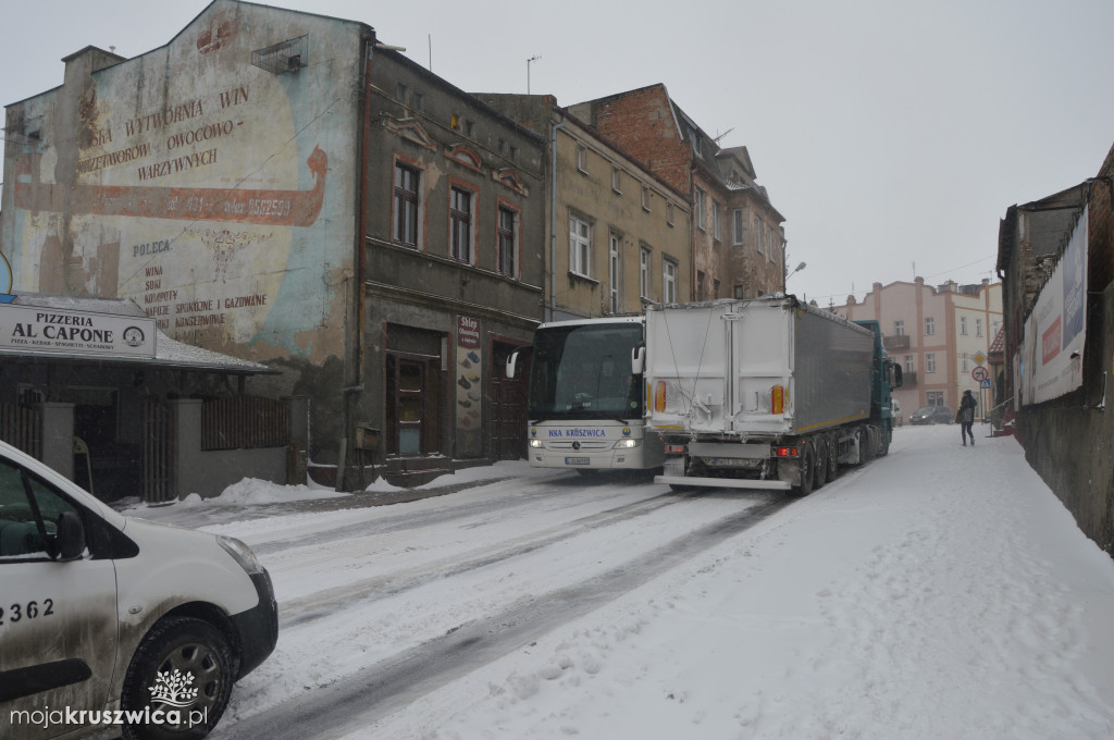 TIR zablokował drogę