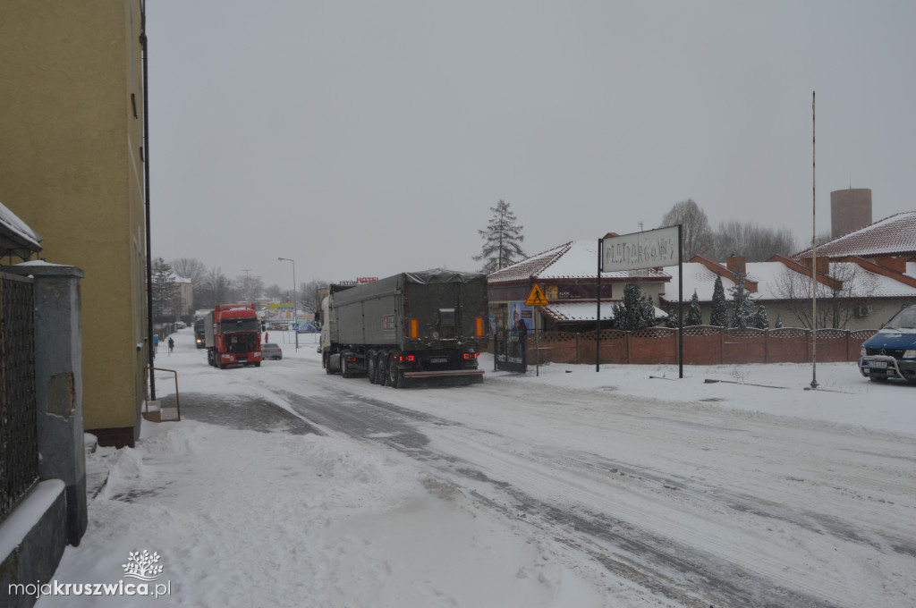 TIR zablokował drogę