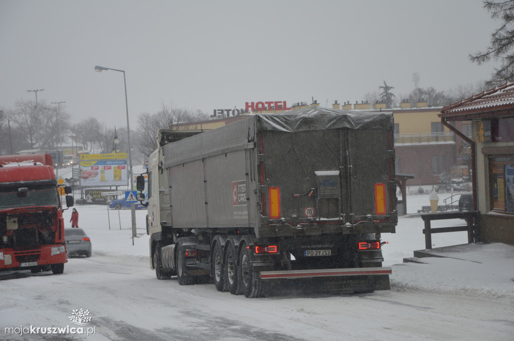 TIR zablokował drogę
