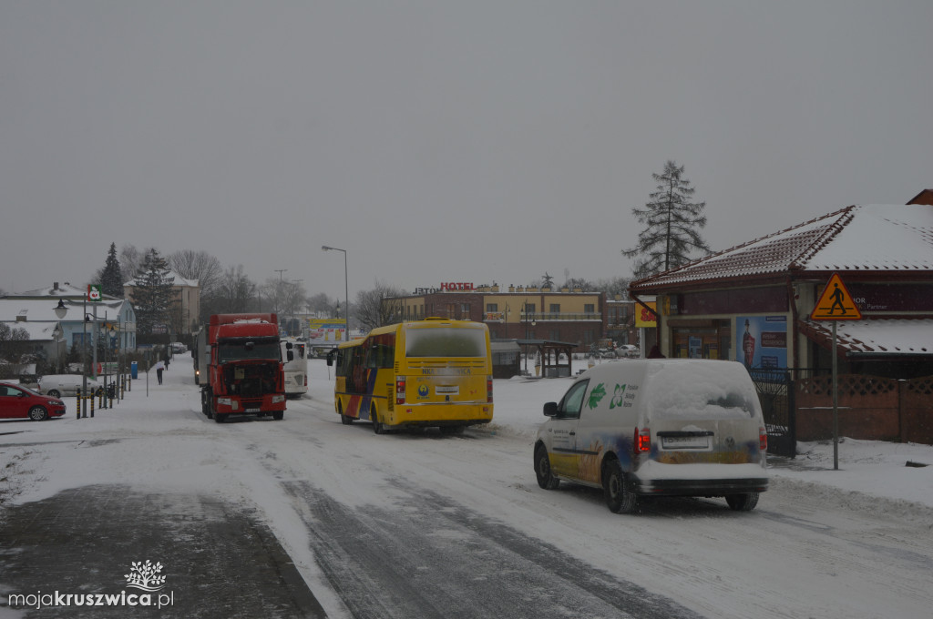 TIR zablokował drogę