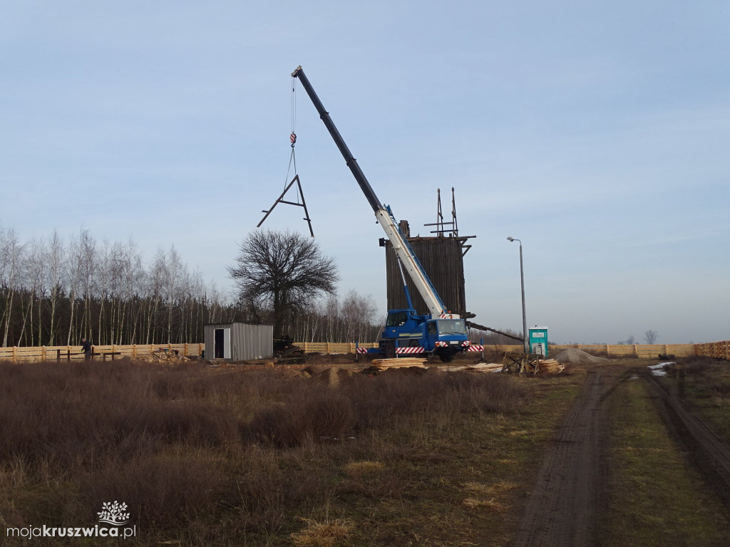 W Chrośnie pod Kruszwicą trwają prace remontowe zabytkowego wiatraka [ZDJĘCIA]