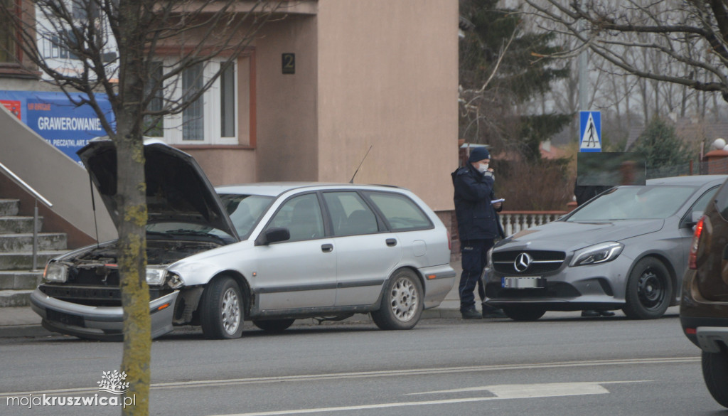 Kolizja w starej części miasta. Na miejscu policja