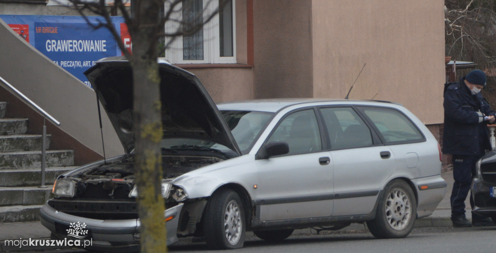 Kolizja w starej części miasta. Na miejscu policja