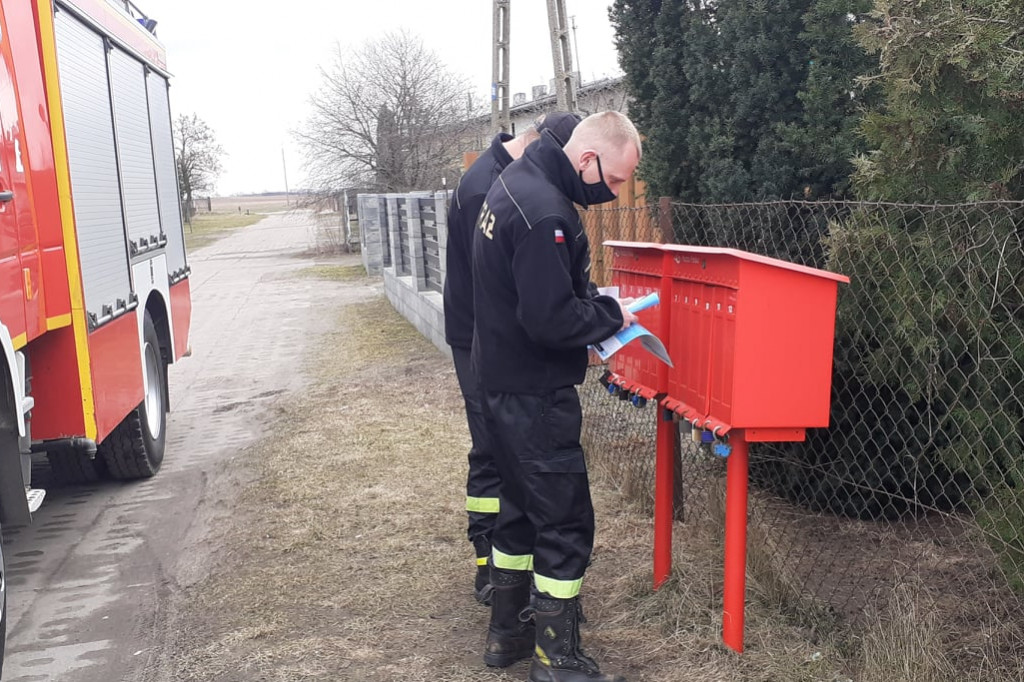 Strażacy z Kruszwicy biorą udział w dystrybucji ulotek promujących szczepionkę