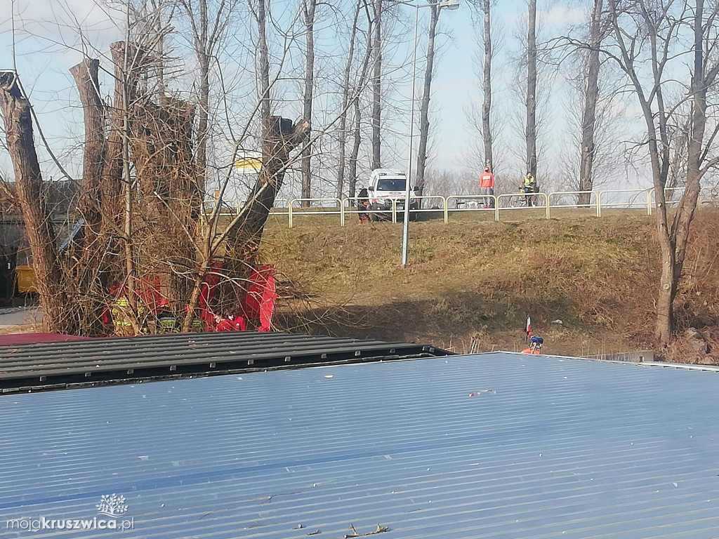 Akcja ratownicza nad brzegiem Gopła. Są strażacy, karetka pogotowia i policja