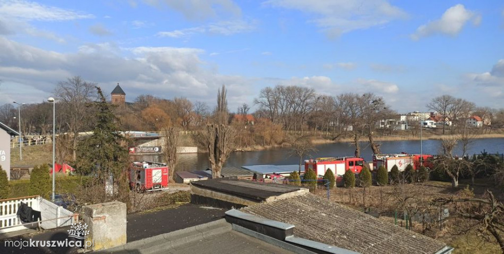 Akcja ratownicza nad brzegiem Gopła. Są strażacy, karetka pogotowia i policja