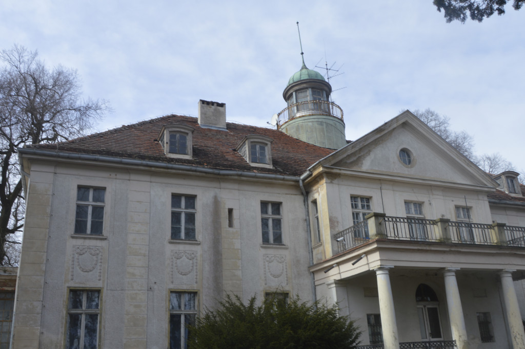 Pałac w Polanowicach odsłonięty. Uporządkowano teren przy zabytku