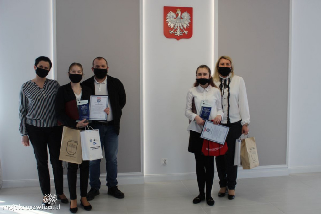 Nastolatki z Kruszwicy nagrodzone za reakcję i postawę [FOTO]