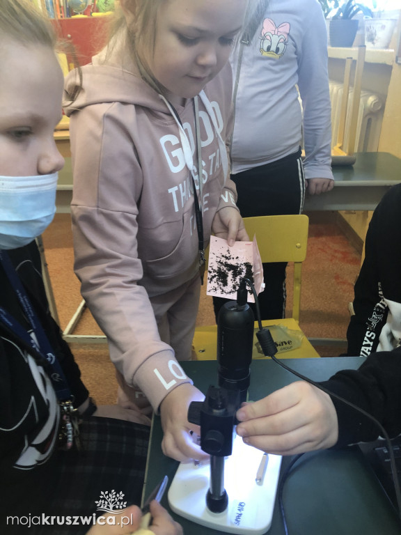?Obserwacje mikroskopowe trzecioklasistów ze Szkoły Podstawowej w Polanowicach.