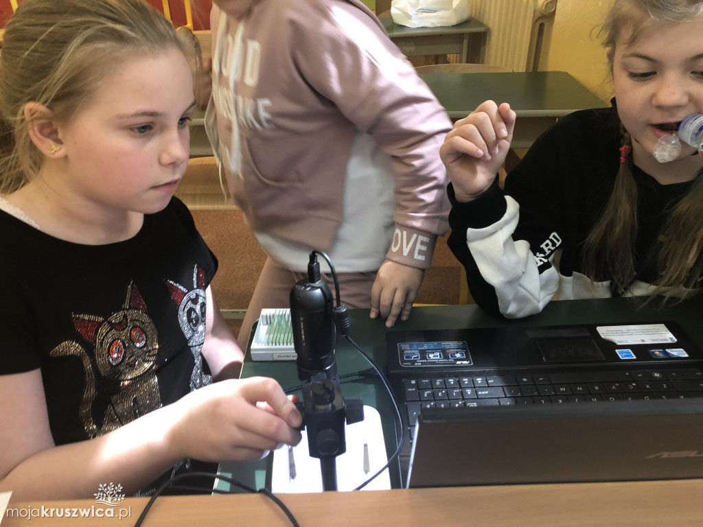 ?Obserwacje mikroskopowe trzecioklasistów ze Szkoły Podstawowej w Polanowicach.