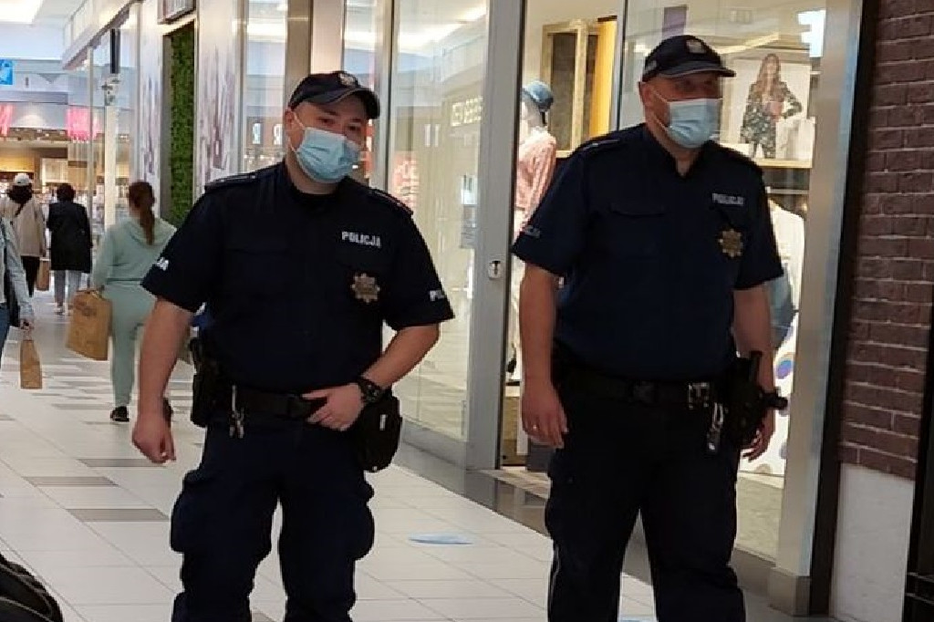  Są miejsca gdzie bez maseczki nie wejdziesz. Policja z regionu kontroluje czy obostrzenia są przestrzegane