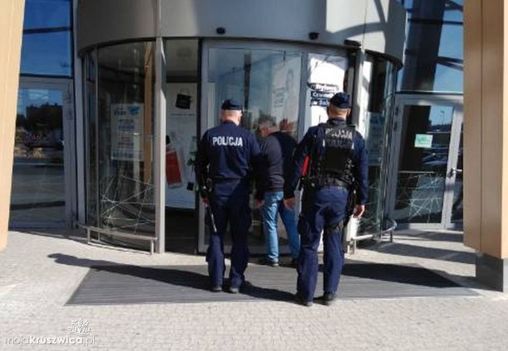  Są miejsca gdzie bez maseczki nie wejdziesz. Policja z regionu kontroluje czy obostrzenia są przestrzegane