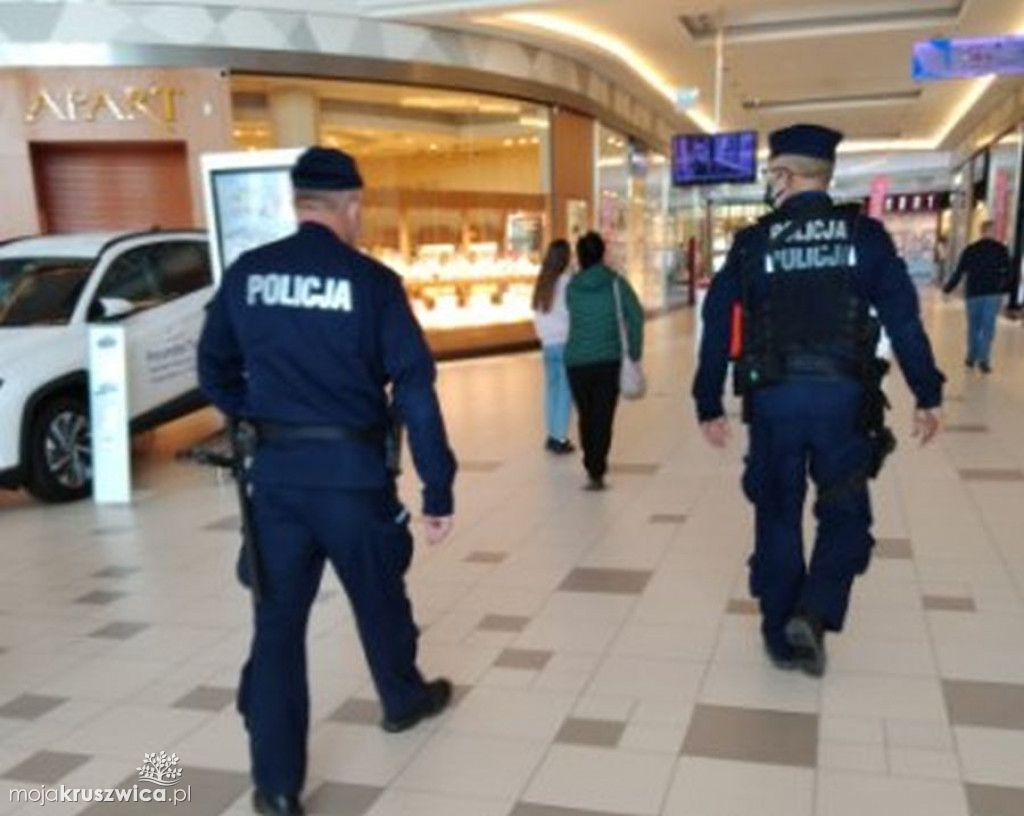  Są miejsca gdzie bez maseczki nie wejdziesz. Policja z regionu kontroluje czy obostrzenia są przestrzegane