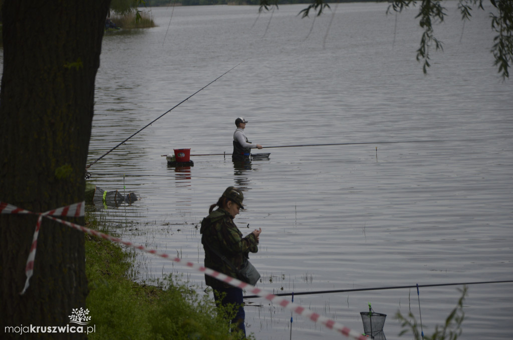 Trwają zawody wędkarskie nad Gopłem