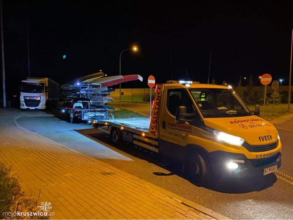  Juniorzy z Warszawskiego Towarzystwa Wioślarskiego wracali z regat w Kruszwicy. Drogie łodzi zniszczone