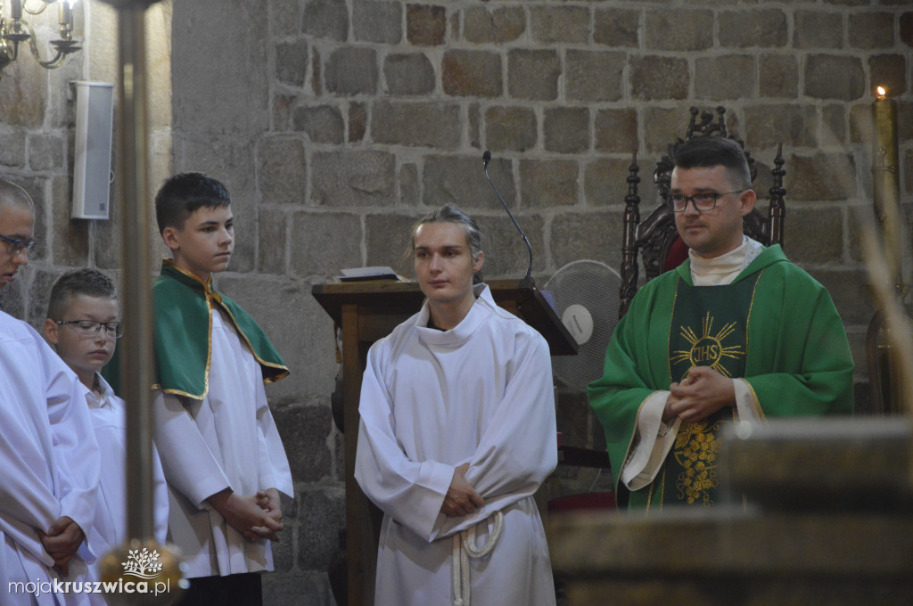 Prymas zdecydował. Parafianie z kolegiaty żegnają [ZDJĘCIA]